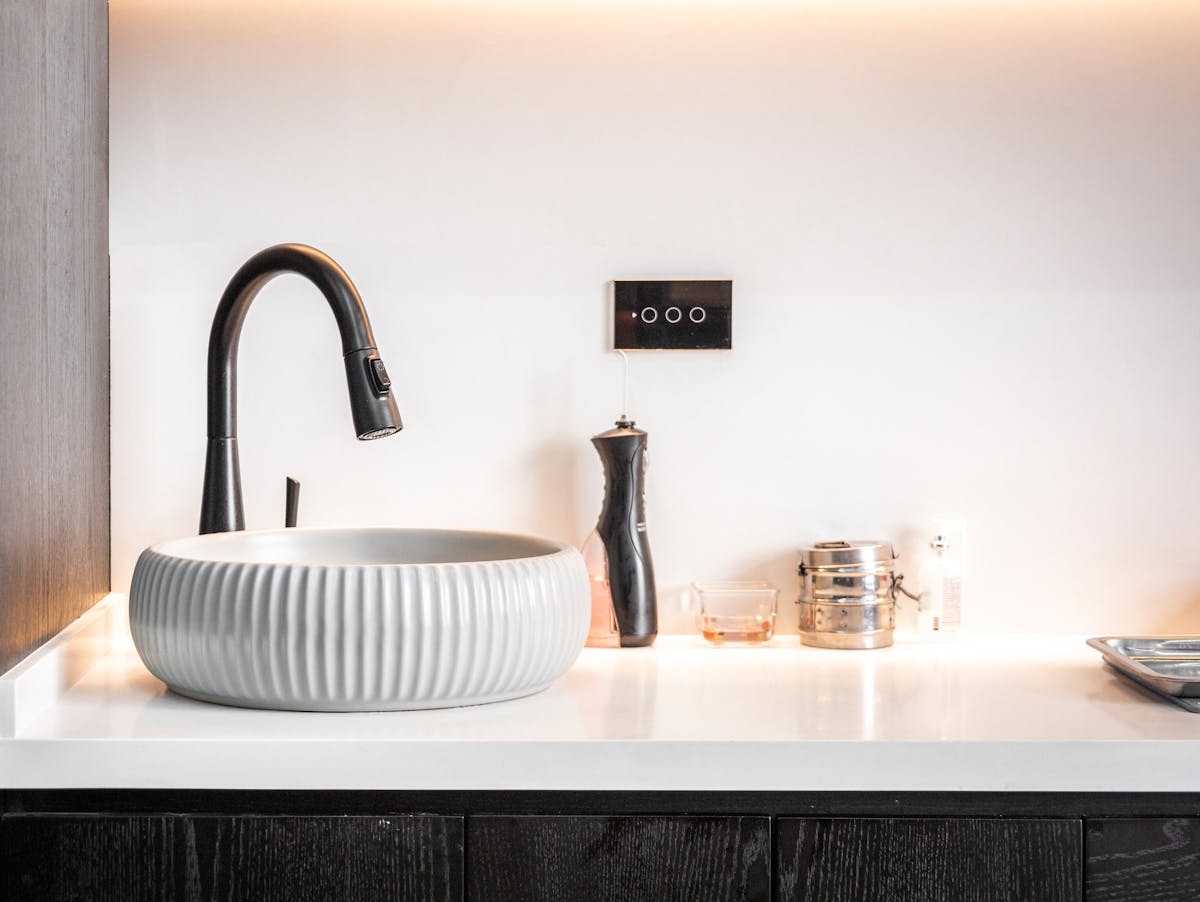 Lavabo moderno con rubinetteria